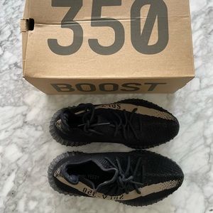Men’s ADIDAS YEEZY Boost 350 V2 sneaker in black and  green - size 10US